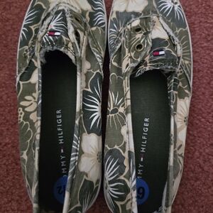 Tommy Hilfiger Green/Cream Multicolored  Floral Sneakers Sz. (6 1/2) (New)